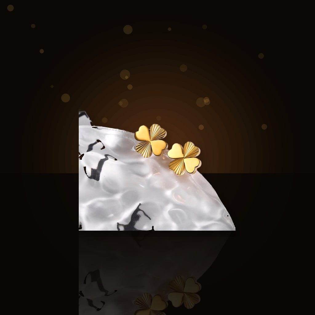 Natural Style Clover Pendant Necklace for Women in 316L 316L Stainless Steel with O-Chain Design for Sweater Layering - dark glossy luxury campaign product photo